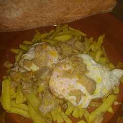 Una foto de Papas fritas con huevos de corral y foie
