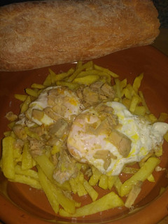 Una foto de Papas fritas con huevos de corral y foie