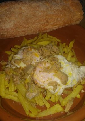 Una foto de Papas fritas con huevos de corral y foie