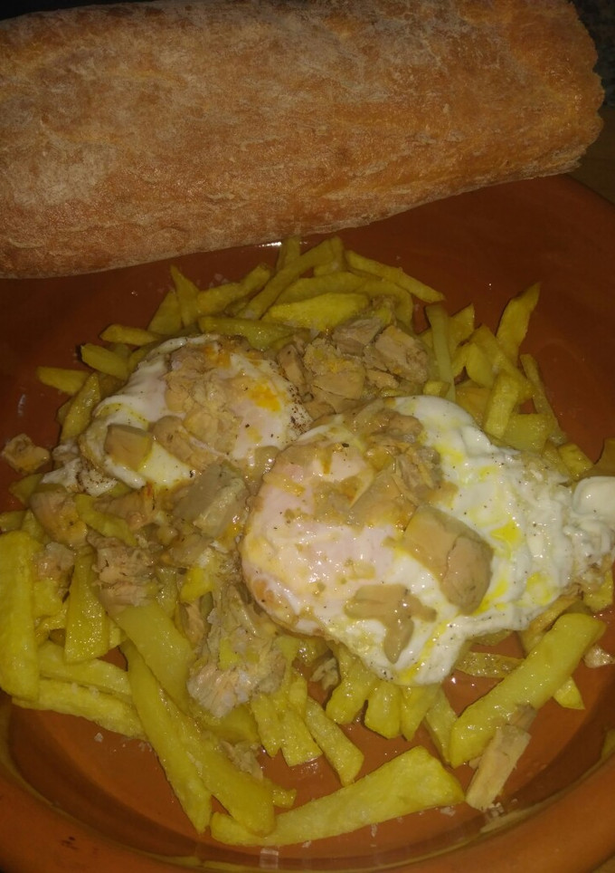 Una foto de Papas fritas con huevos de corral y foie