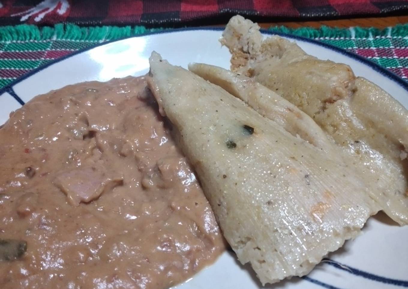 Tamales de maseca relleno de costilla de puerco con chile morita