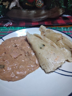 Una foto de Tamales de maseca relleno de costilla de puerco con chile morita