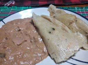 Una foto de Tamales de maseca relleno de costilla de puerco con chile morita