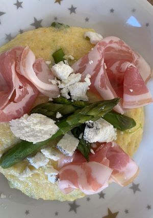 Une photo de Polenta Asperges pancetta e fromage de chèvre