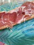 Torrada con jamón y mousse de foie de pato