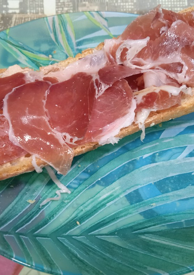 Una foto de Torrada con jamón y mousse de foie de pato