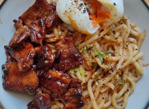 Una foto de Udon con panceta y huevo