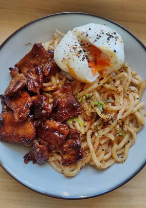 Una foto de Udon con panceta y huevo