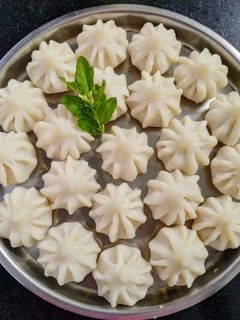 उकडीचे मोदक (ukdiche modak recipe in marathi) रेसिपी चे मुख्य फोटो