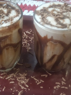 ચોકલેટ મિલ્ક શેક (Chocolate Milkshake recipe in Gujarati) રેસીપી મુખ્ય ફોટો