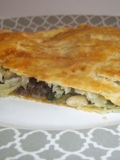 Una foto de Empanada de espinacas y morcilla de cebolla
