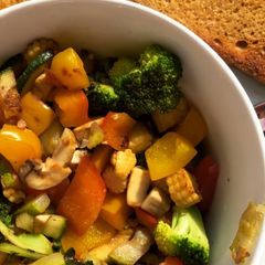 A picture of Broccoli,Bell pepper and Mushroom salad.
