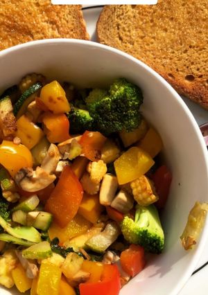 A picture of Broccoli,Bell pepper and Mushroom salad.