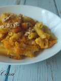 Penne con zucca, scamorza affumicata e noci al forno