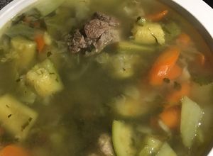 Una foto de Caldo de chamorros con verduras