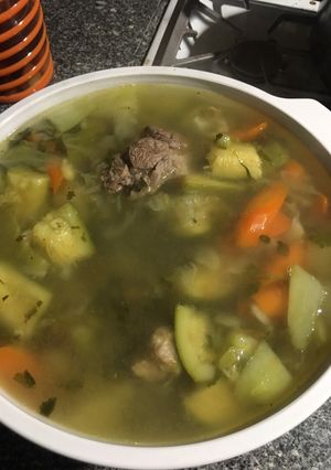 Una foto de Caldo de chamorros con verduras