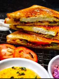સ્મોકી તંદુરી પનીર સેન્ડવિચ(Tandoori paneer sandwich Recipe in Gujarati) રેસીપી મુખ્ય ફોટો
