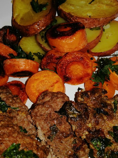 Una foto de Churrascos con verduras al horno