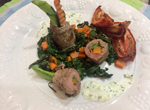 Una foto de Rollo de Ternera con Verduras en cama de Kale Salteado #ternera #carne #bistec