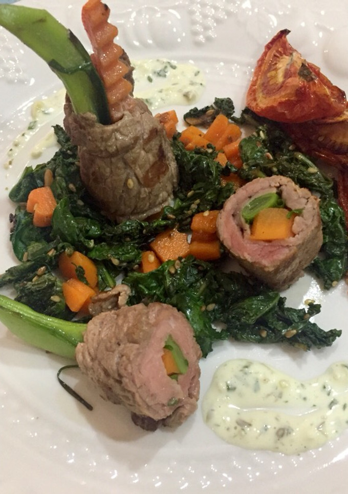Una foto de Rollo de Ternera con Verduras en cama de Kale Salteado #ternera #carne #bistec