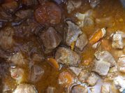 Una foto de carne en salsa