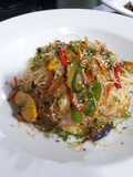 Ensalada de fideos de arroz y verduras tai