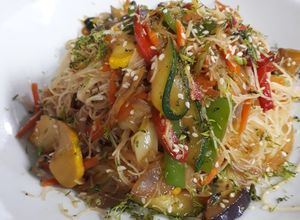 Una foto de Ensalada de fideos de arroz y verduras tai