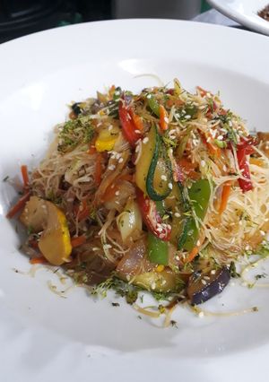 Una foto de Ensalada de fideos de arroz y verduras tai
