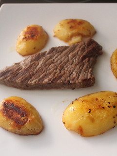 Una foto de Chuletón de ternera con patatas al grill doble
