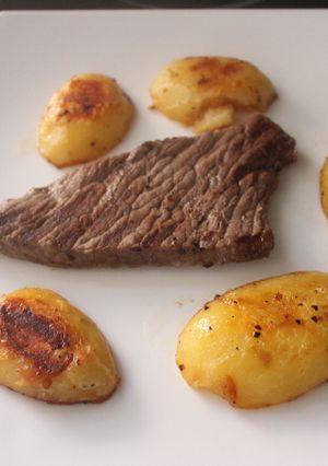 Una foto de Chuletón de ternera con patatas al grill doble