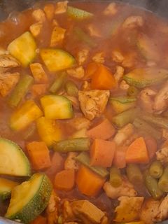 Una foto de Pechugas de pollo a la jardinera con salsa de guajillo