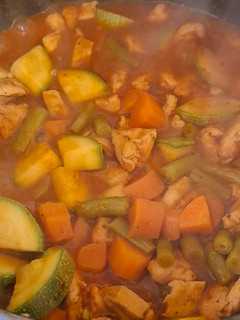 Una foto de Pechugas de pollo a la jardinera con salsa de guajillo
