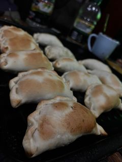 Una foto de Empanadas de carne cortada a cuchillo