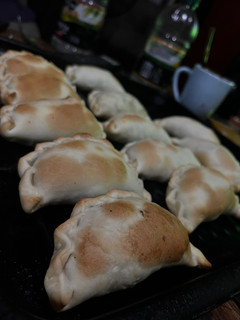 Una foto de Empanadas de carne cortada a cuchillo