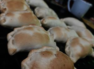 Una foto de Empanadas de carne cortada a cuchillo