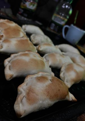 Una foto de Empanadas de carne cortada a cuchillo