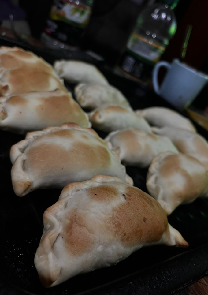 Una foto de Empanadas de carne cortada a cuchillo