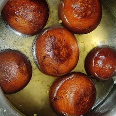 A picture of Gulab jamun.
