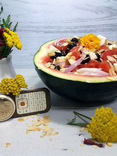Foto de Salada de Melancia com Cebola Roxa, Azeitona preta, queijo Feta e Amêndoa torrada!