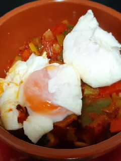 Una foto de Pisto con huevos flor, con sabor Cookpad