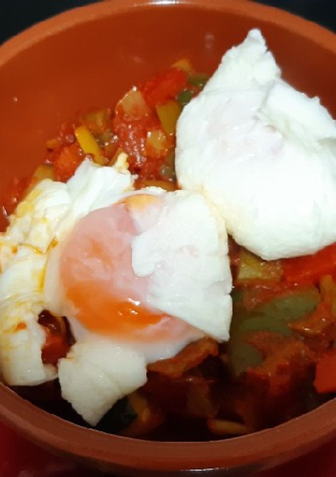 Una foto de Pisto con huevos flor, con sabor Cookpad
