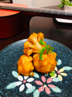 Una foto de Coliflor frita con sabor a curry Estilo indio Japonés GOBI 65 🇮🇳🇺🇾🇯🇵ゴビ65