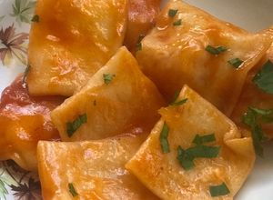 Una foto de Ravioles caseros! Rellenos de calabaza y queso muzzarella 💛🧡