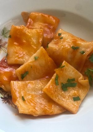 Una foto de Ravioles caseros! Rellenos de calabaza y queso muzzarella 💛🧡