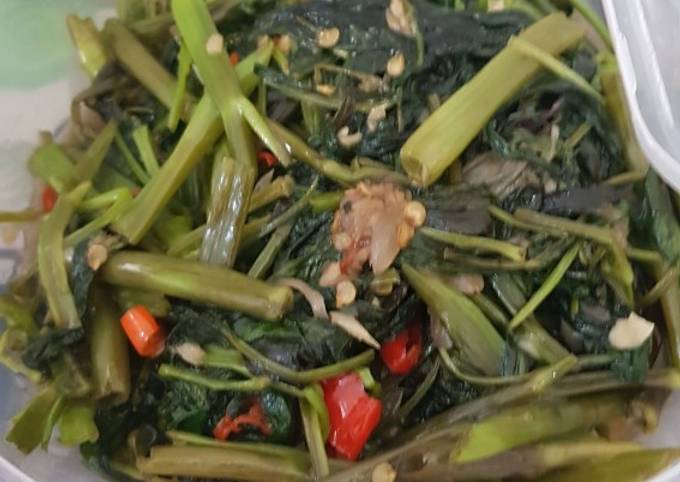 Cara Gampang Membuat Kangkung tumis pedas yang Bikin Ngiler