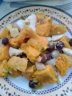 Una foto de Ensalada de boniato con encurtidos