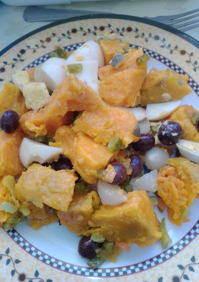 Una foto de Ensalada de boniato con encurtidos