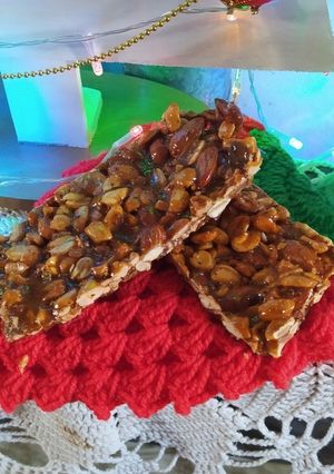 Una foto de Turrónn Crocante de maní y almendras