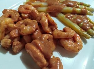 Una foto de GAMBAS Y Espárragos blancos bañados en Salsa Rosa...!🦐