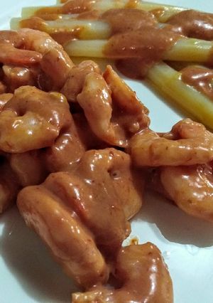 Una foto de GAMBAS Y Espárragos blancos bañados en Salsa Rosa...!🦐